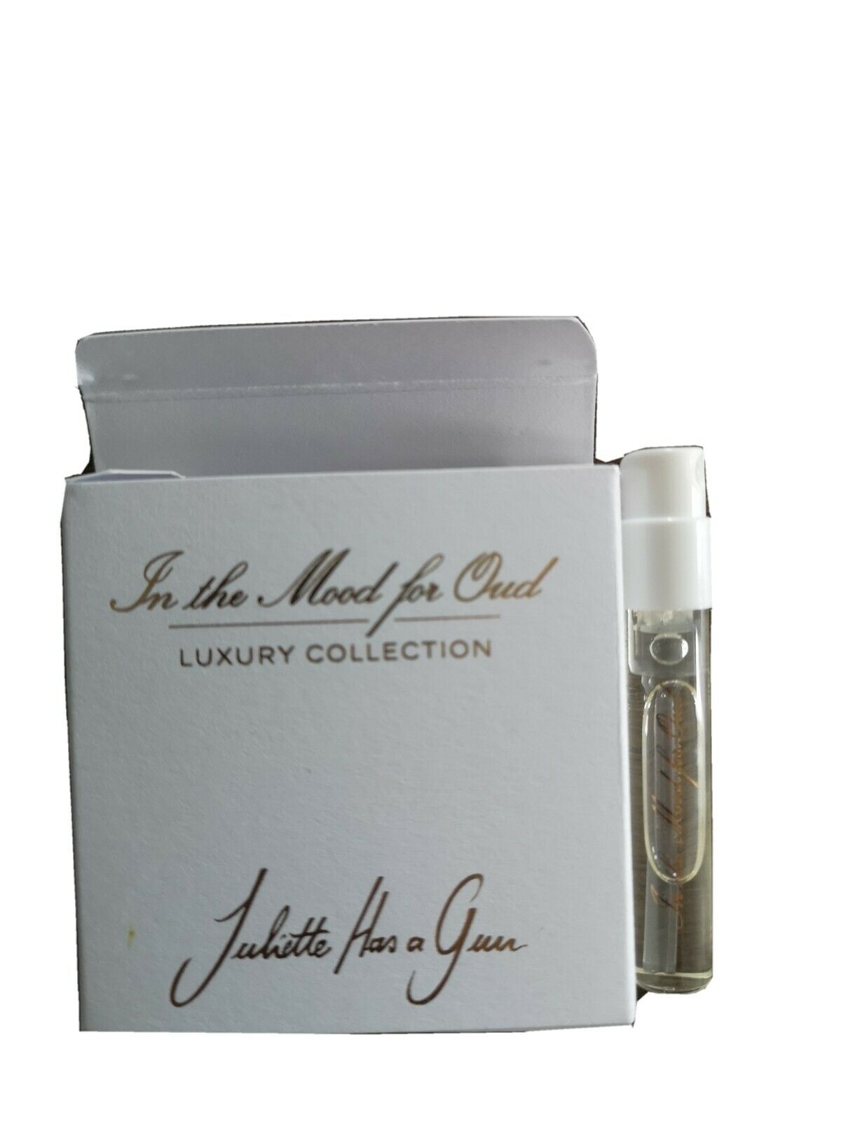 Juliette Has a Gun In the Mood for Oud 1.7ml 0.05 fl. oz. offizielle Parfümprobe, Juliette Has a Gun In the Mood for Oud 1.7ml 0.05 fl. oz. officiellt parfymprov, Juliette Has a Gun In the Mood for Oud 1.7ml 0.05 fl. oz. officiel parfumeprøve, Juliette Has a Gun In the Mood for Oud 1.7ml 0.05 fl. oz. officieel parfumstalen, Juliette Has a Gun In the Mood for Oud 1.7ml 0.05 fl. oz. muestra de perfume oficial, Juliette Has a Gun In the Mood for Oud 1.7ml 0.05 fl. oz. hivatalos parfüm minta,